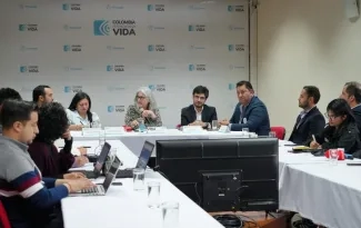 Ministra Catalina Velasco, con miembros de los sectores de la construcción y bancario, en conversatorio sobre el sector de la vivienda. Foto: Sharon Durán (archivo MVCT).