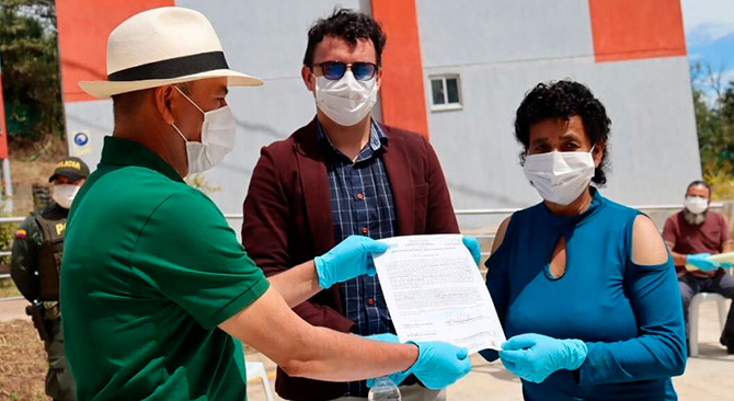 Rosa Emilia Cañas recibe los documentos que la acreditan como nueva propietaria de vivienda en San Lorenzo, Nariño. Foto: Cortesía Alcaldía de San Lorenzo.
