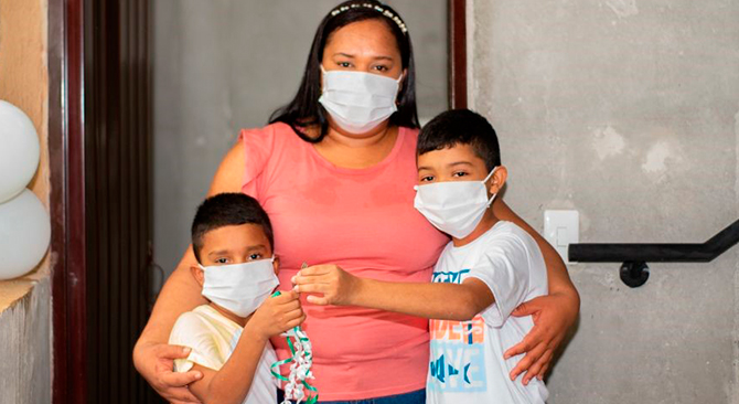 El hogar de Yulieth Castillo recibe su vivienda propia en la urbanización Villas de Guadalupe, en Turbana, Bolívar. Foto: Cortesía alcaldía de Turbana.