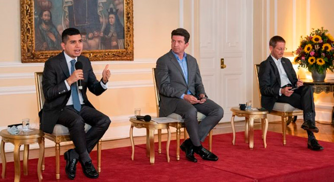 El ministro de Vivienda, Jonathan Malagón, entrega noticias sobre el Capitulo de Agua del Compromiso por Colombia en la Casa de Nariño. Foto: Cortesía Presidencia de la República.