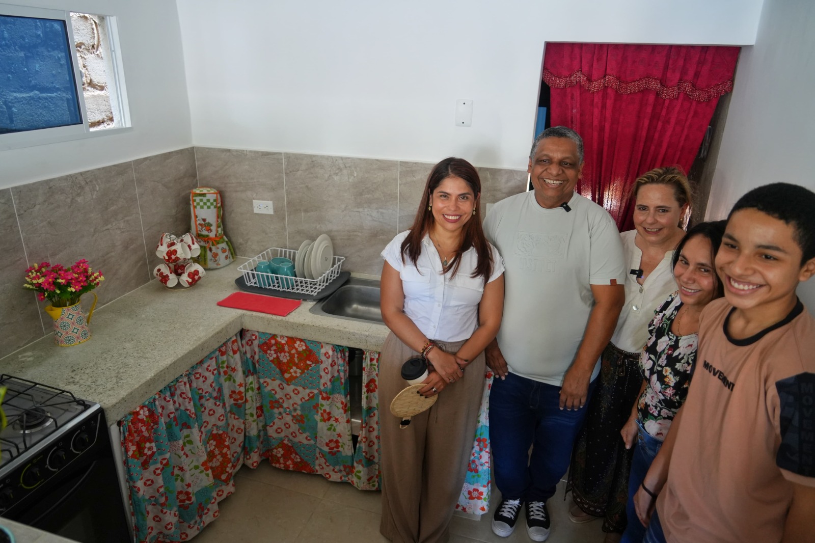 FOTOGRAFÍA VICEMNISTRA DE VIVIENDA AYDEE MARSIGLIA BELLO EN ENTREGA DE MEJORAMIENTO EN SANTA MARTA 