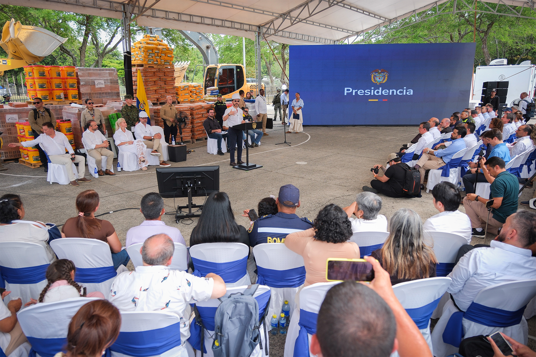 FOTOGRAFIA COMUNICADO PRESIDENTE APUESTA POR RECOSNTRUCCION EN CALI 01