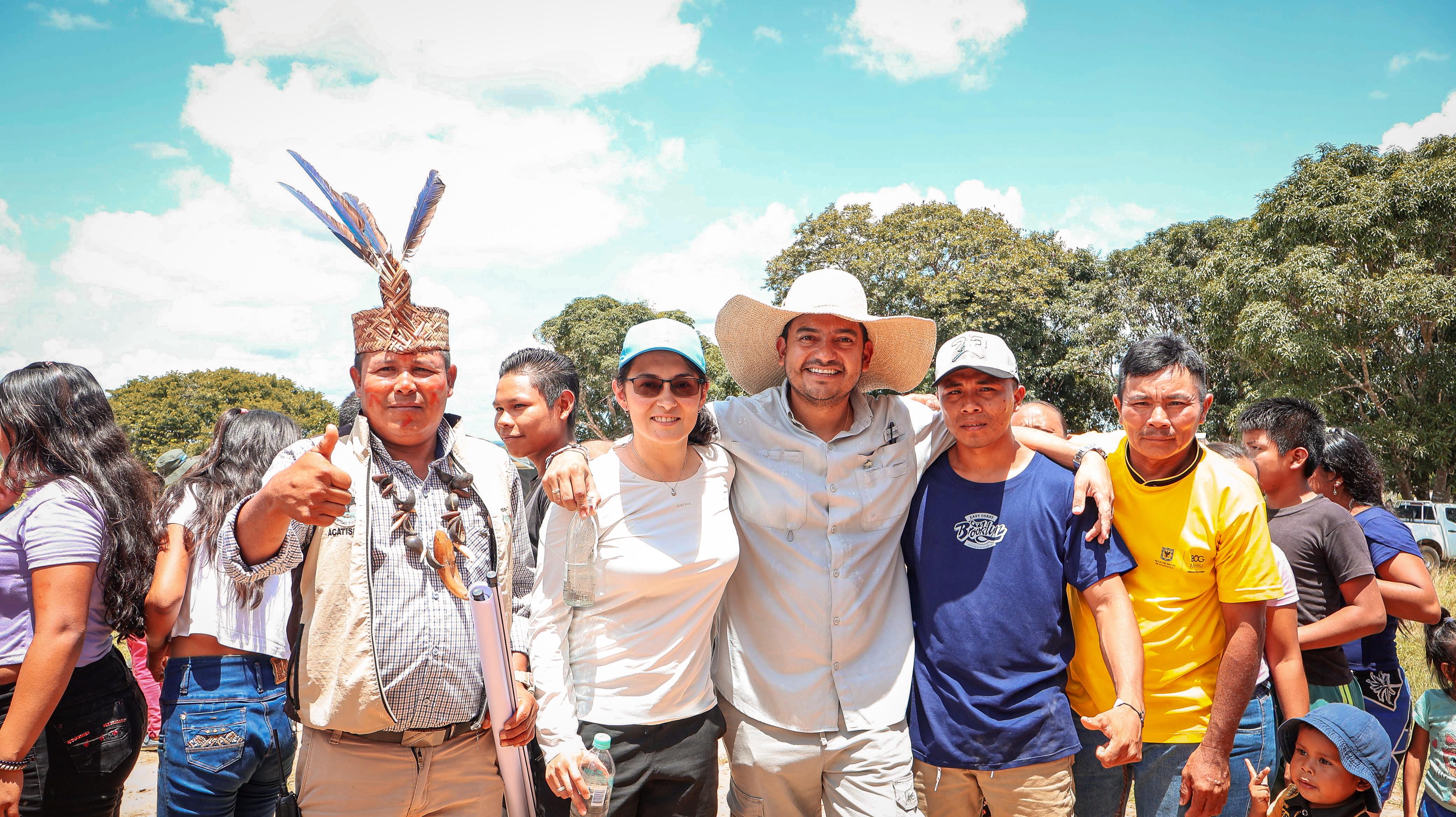 Viceministro de Agua con la comunidad indígena de Maniare en la firma de convenio de construcción de sistema de abastecimiento de agua.