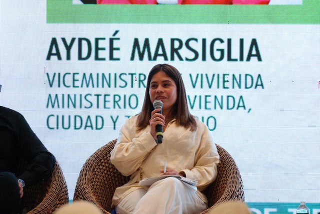 FOTOGRAFIA COMUNICADO PANEL DE RESTITUCION DE TIERRAS 01