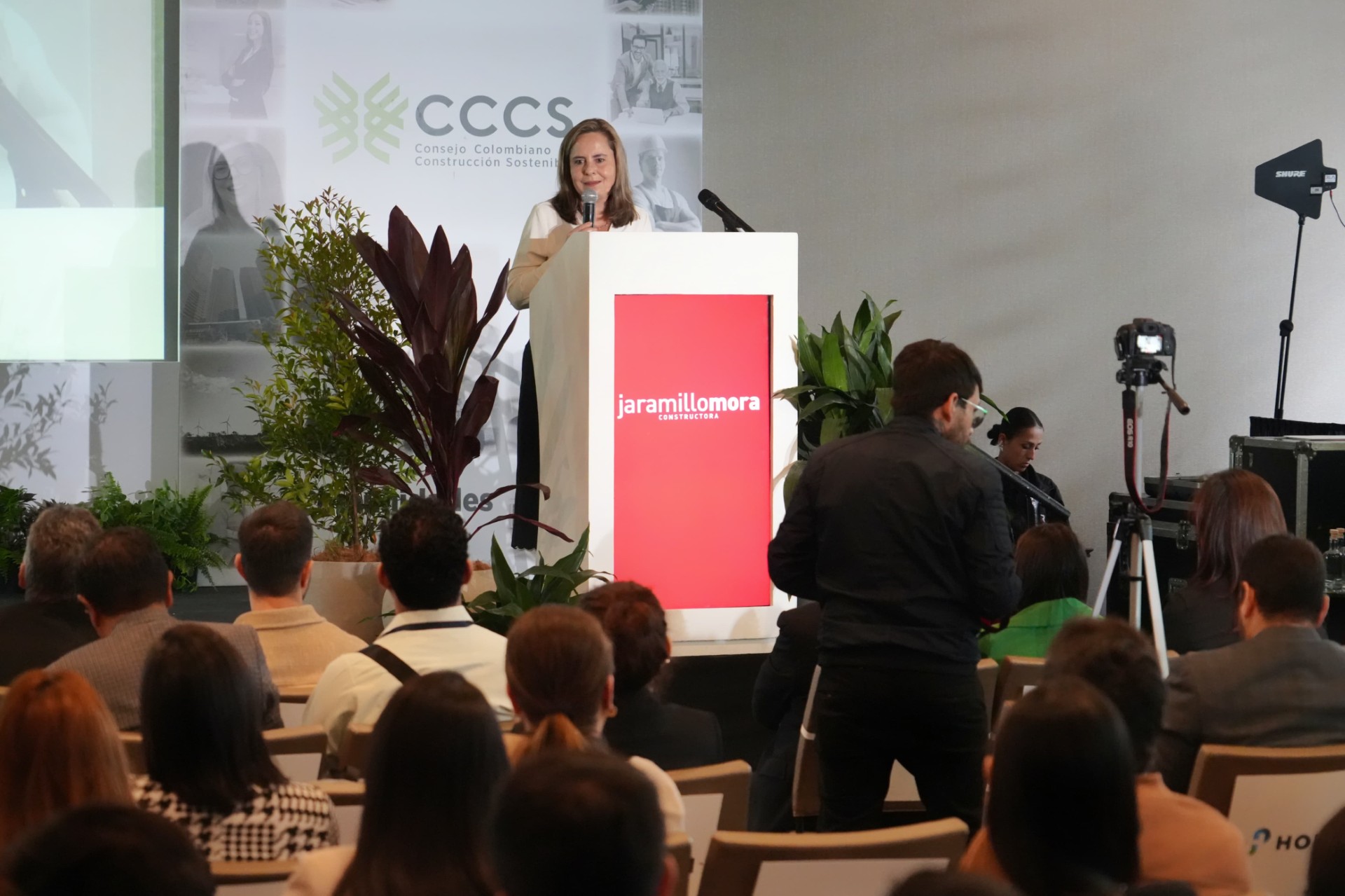 FOTOGRAFÍA MINISTRA DE VIVIENDA HELGA MARIA RIVAS DURANTE edición XVI de Construverde 2025