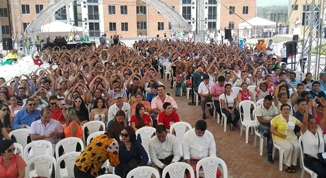 Un total de 300 familias de Ibague que ganan entre 1 y 2 salarios minimos hoy le dicen adios a pagar arriendo