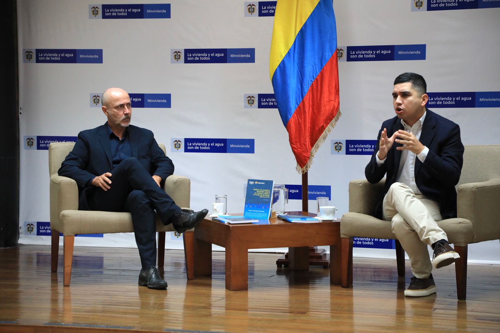 Roi Chiti, coordinador de ONU-Hábitat para la región Andina y el ministro de Vivienda, Ciudad y Territorio, Jonathan Malagón. Foto: René Valenzuela (MVCT)