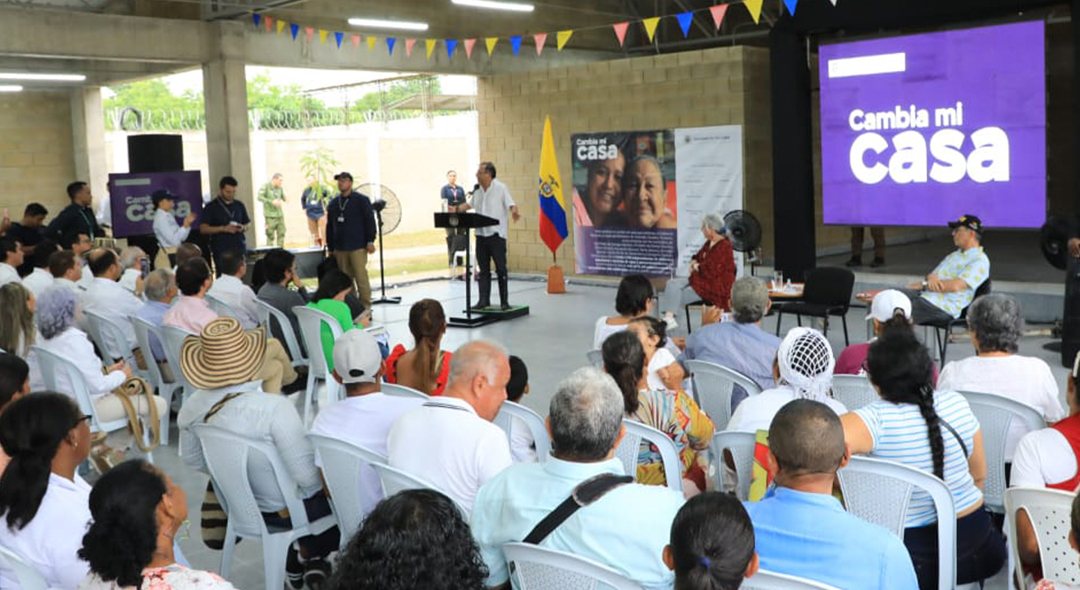  Cambia Mi Casa fue lanzado en Cartagena por el presidente Gustavo Petro y la ministra de Vivienda, Catalina Velasco, quienes entregaron los primeros mejoramientos y firmaron convenios con 8 municipios para conexiones a servicios de agua y saneamiento básico. Fotos: Sharon Durán y René Valenzuela (MVCT).