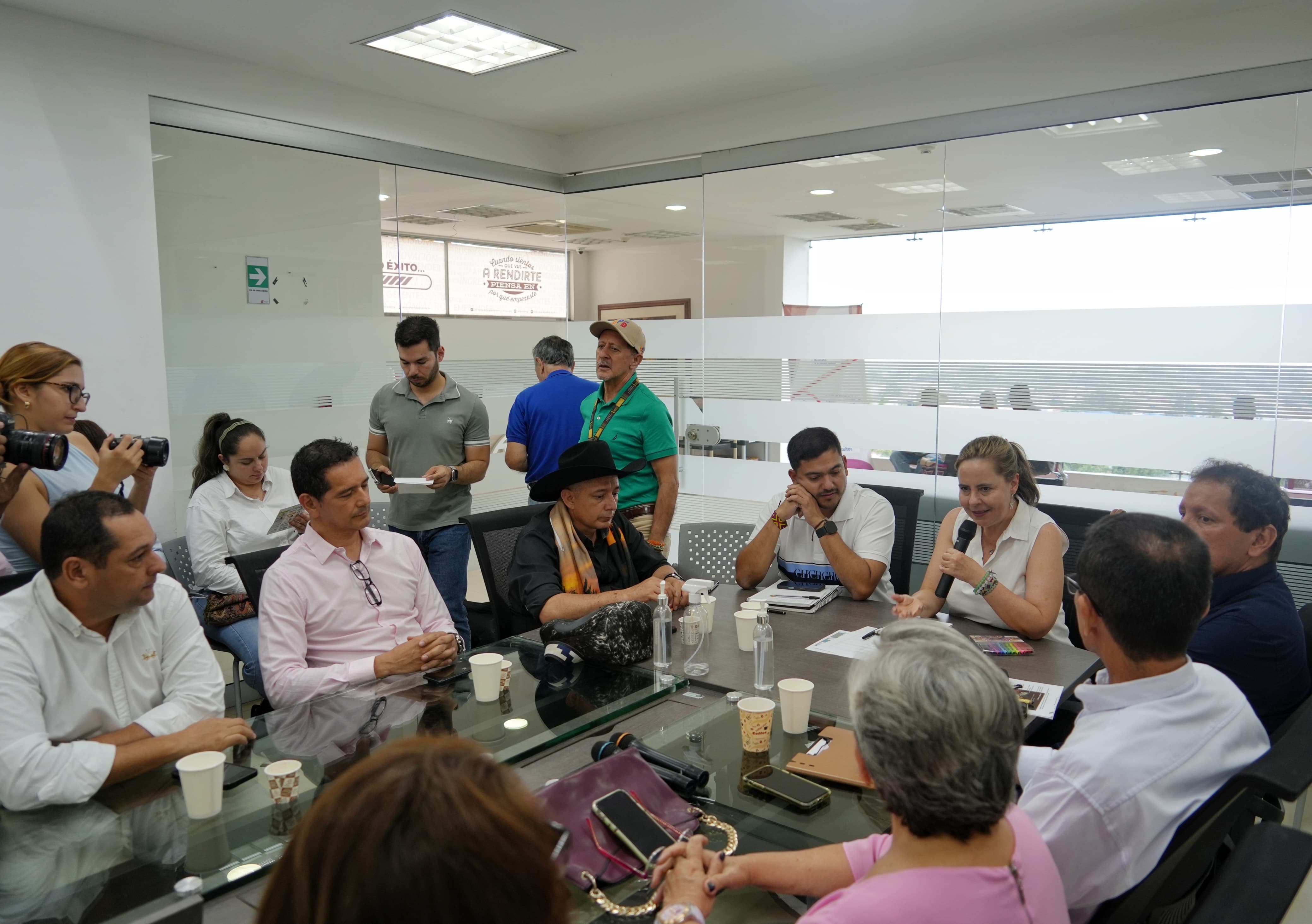 FOTOGRAFÍA MINISTRA DE VIVIENDA CIUDAD Y TERRITORIO HELGA MARÍA RIVAS EN ENTREGA DE PROYECTO DE AGUA POTABLE Y SANEAMIENTO BÁSICO EN VILLAVICENCIO