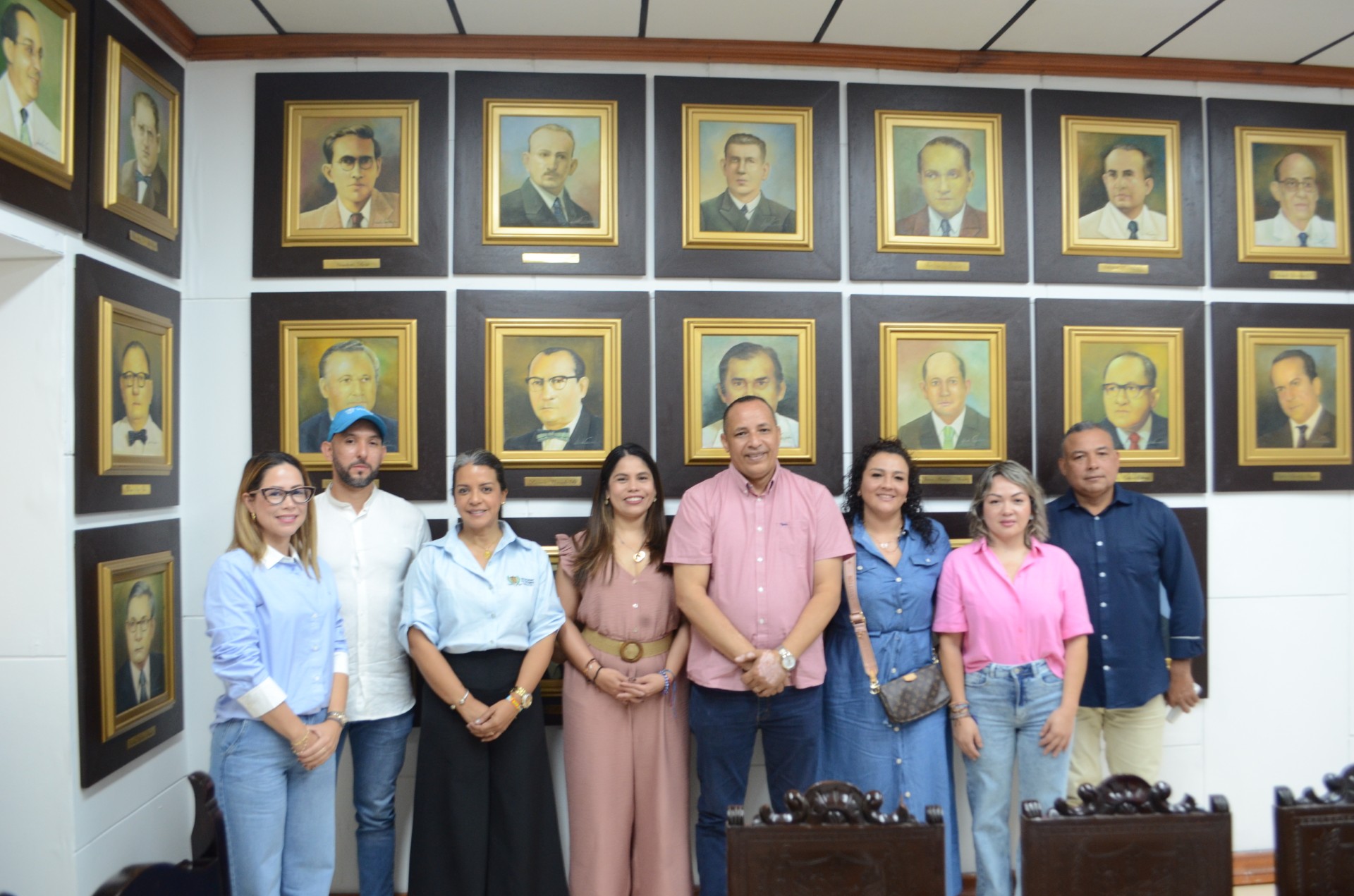 FOTOGRAFÍA VICEMINISTRA DE VIVIENDA, AYDEÉ MARSIGLIA BELLO, EL RECTOR DE LA UNIVERSIDAD DE CARTAGENA, WILLIAM MALKÚN CASTILLEJO JUNTO CON LA ALCALDÍA DE PROVIDENCIA EN ACUERDO PARA LA CONSTRUCCIÓN DE 100 VIVIENDAS EN EL MUNICIPIO