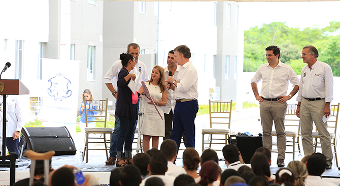 Familias de viviendas gratis en Pereira estrenaran colegio que sera entregado por el Presidente Santos