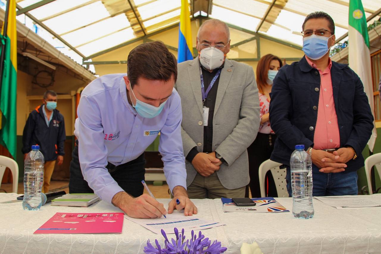 ‍Firma de entrega de título gratuito. Foto: Alcaldía de Pasto