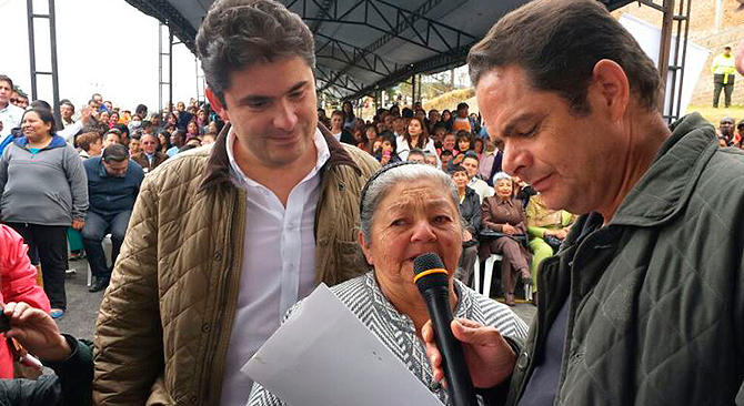 700 familias en extrema pobreza se convirtieron hoy en propietarias de viviendas gratuitas en Pasto e Ipiales