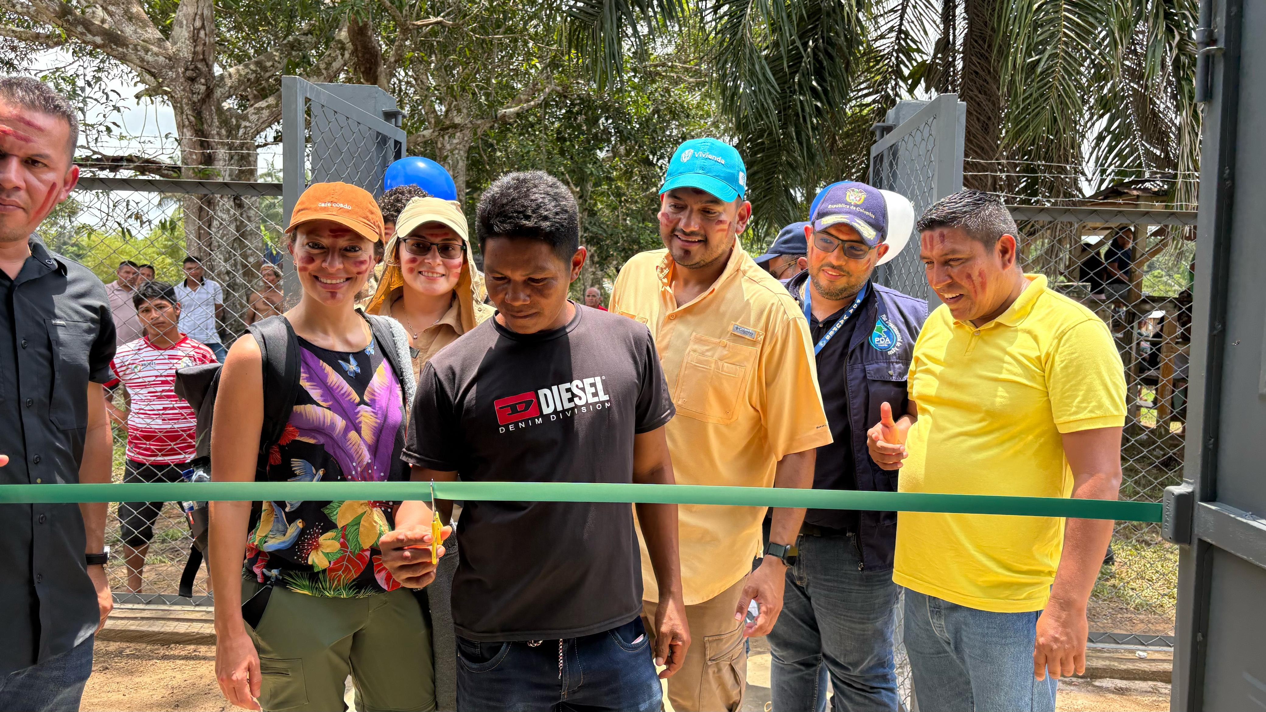 FOTOGRAFIÁ, VICEMINISTRO DE AGUA Y SANEAMIENTO BÁSICO, EDWARD LIBREROS EN INAUGURACIÓN DEL SISTEMA DE CAPTACIÓN DE AGUAS LLUVIAS PARA LA COMUNIDAD INDÍGENA DE CARURÚ, EN EL DEPARTAMENTO DE VAUPÉS