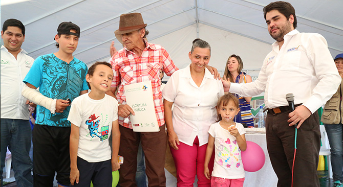 Minvivienda entrego hoy en Tamesis Antioquia 44 viviendas gratis para familias en pobreza extrema
