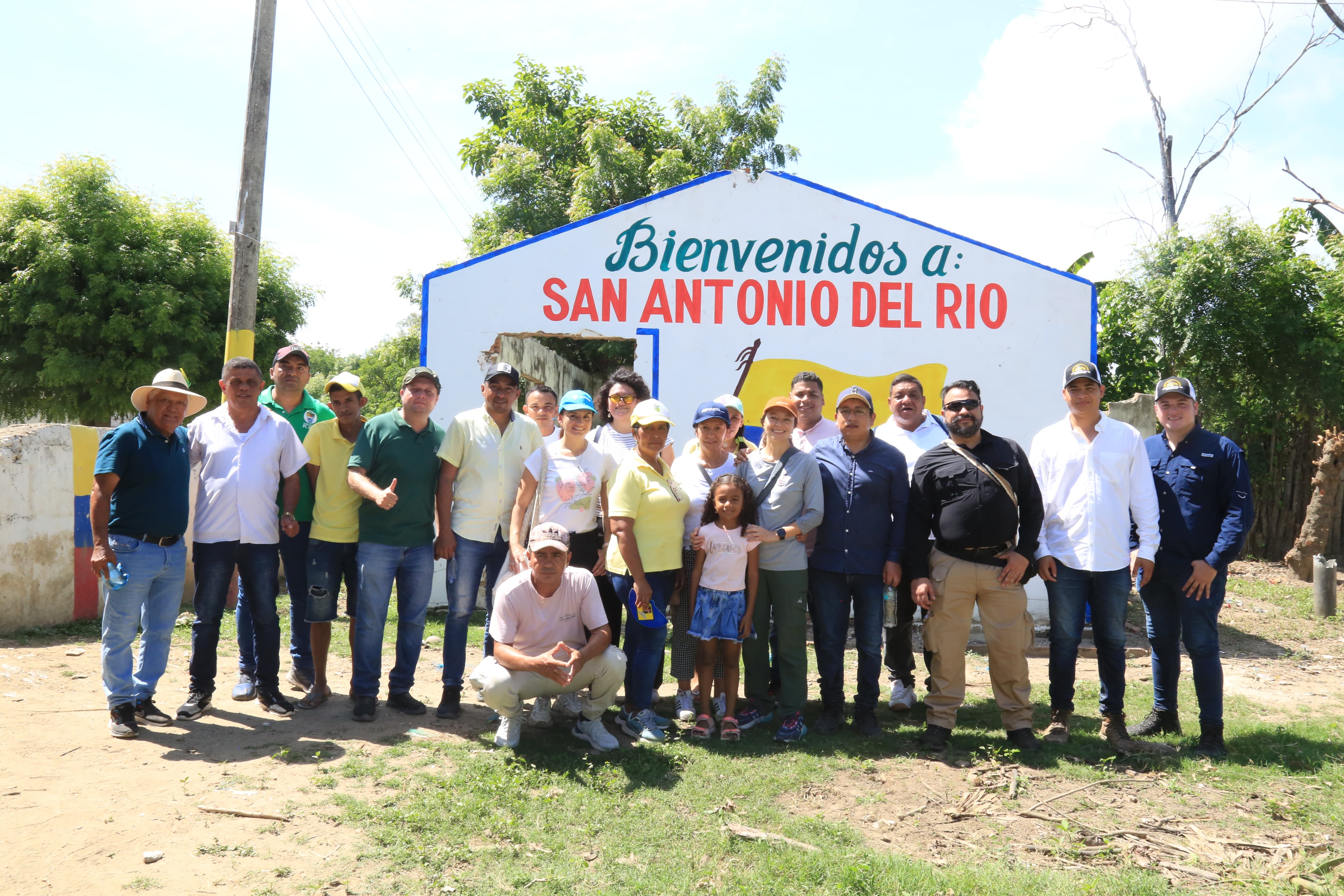 FOTOGRAFIA EQUIPO DE DIRECCIÓN DE POLÍTICA Y REGULACIÓN DEL MINISTERIO DE VIVIENDA EN PLATO MAGDALENA