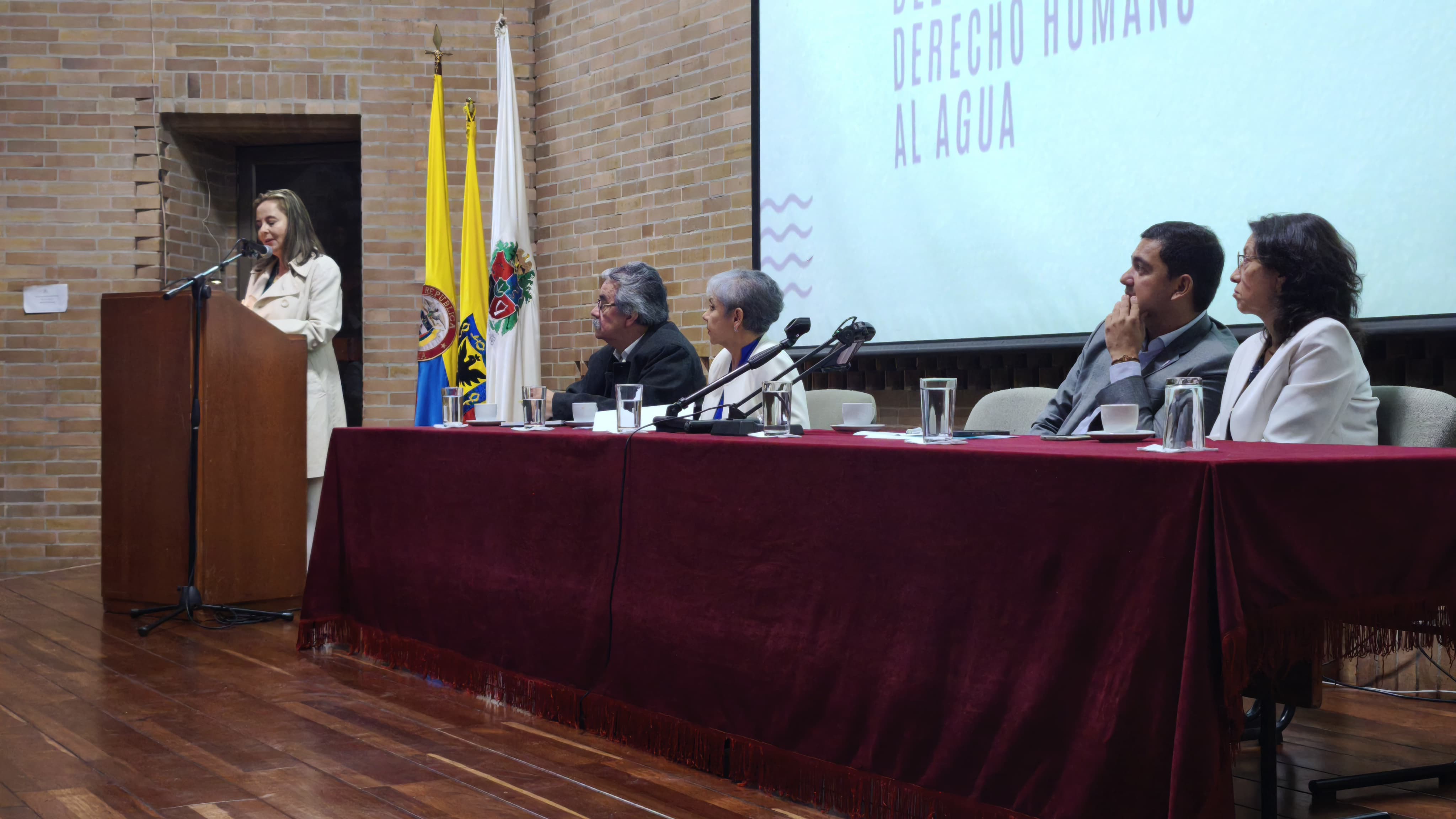 FOTOGRAFÍA MINISTRA DE VIVIENDA HELGA MARÍA RIVAS EN INTERVENCIÓN DURANTE EL FORO AGUA COMO BIEN COMÚN