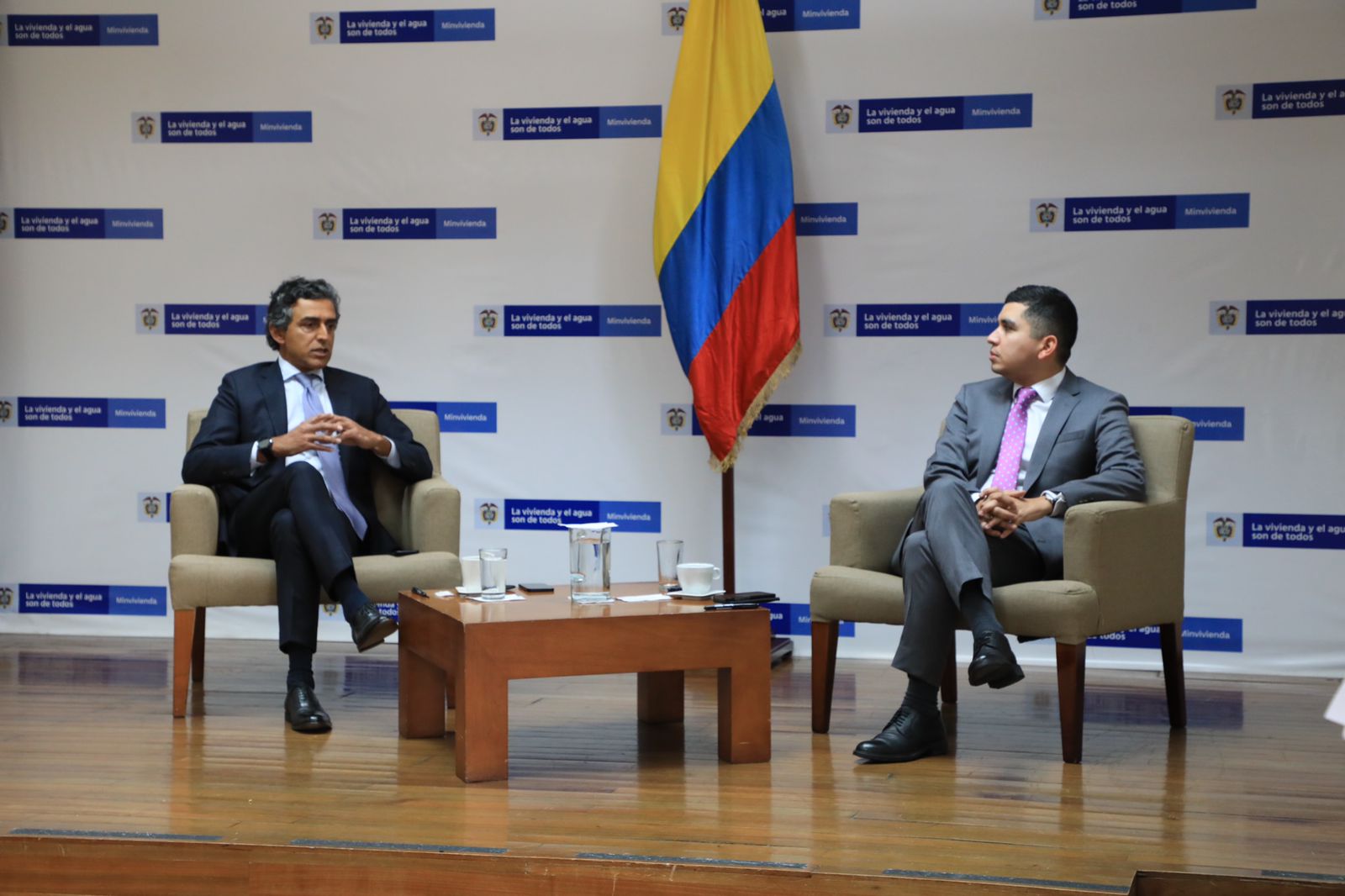 aimur Samad, líder del Programa de Infraestructura y Desarrollo Sostenible del Banco Mundial, y Jonathan Malagón, ministro de Vivienda, Ciudad y Territorio. Foto: Yunet Bernal (MVCT)