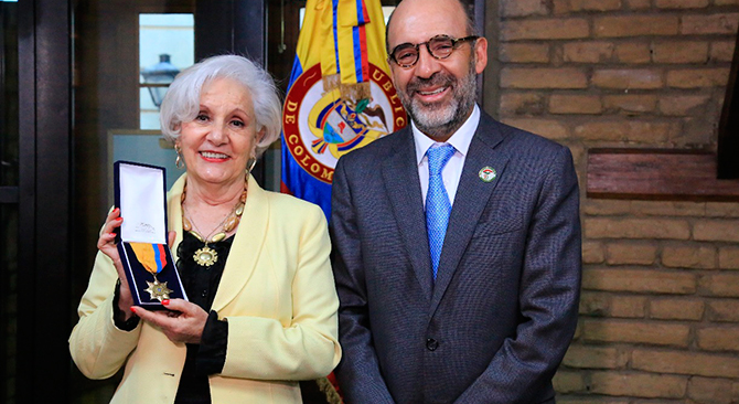 Camara de Propiedad Raiz reconocida por 50 anos de servicio a favor de la vivienda