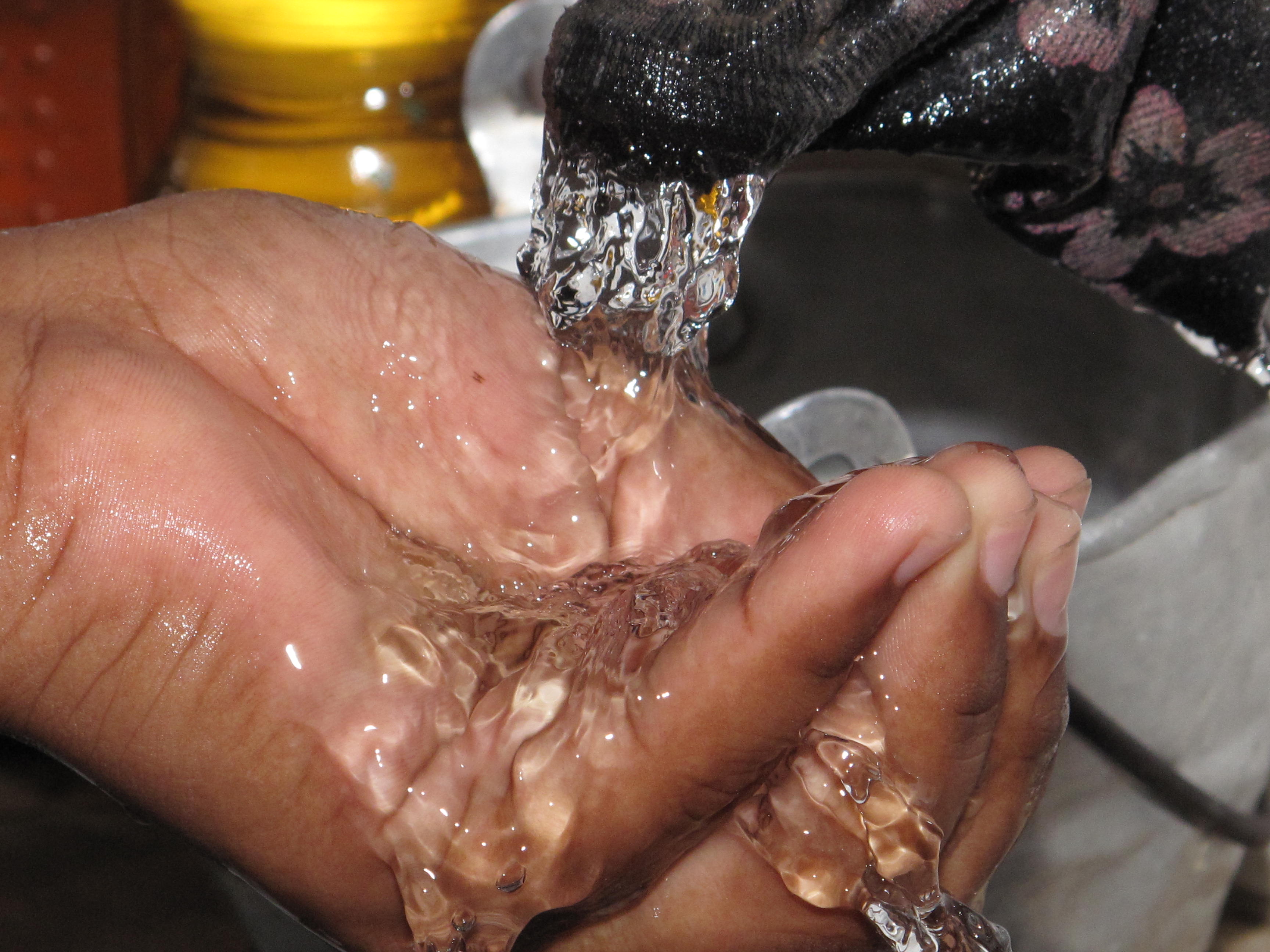 Acceso de agua en el campo colombiano. Archivo: MVCT