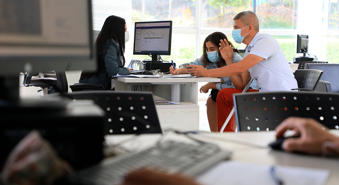 Con la interacción de los actores en línea se redujeron los trámites a la mitad del tiempo. Además, la Notaria 25 de Medellín se certificó como la primera dependencia habilitada para realizar actos notariales en forma digital. Foto: René Valenzuela (MVCT)