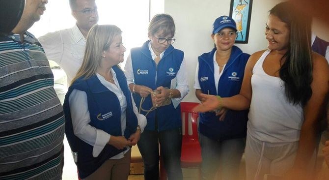 Con gorra y chaleco del ejercito azul Ministra Noguera atiende a beneficiarios de viviendas gratis en Sincelejo