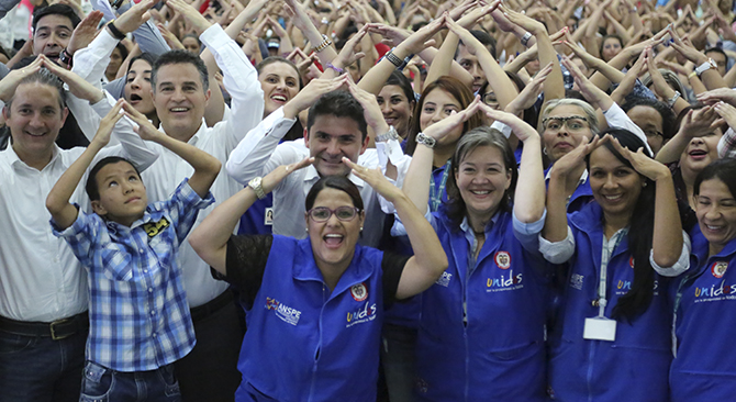 Mas de 1500 familias desplazadas recibieron hoy una vivienda gratis en Medellin Antioquia
