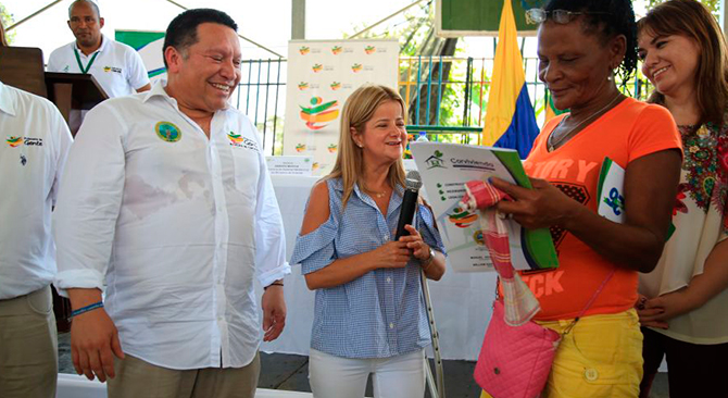 Minvivienda entrego a 400 familias los titulos de propiedad de sus viviendas en Cartagena