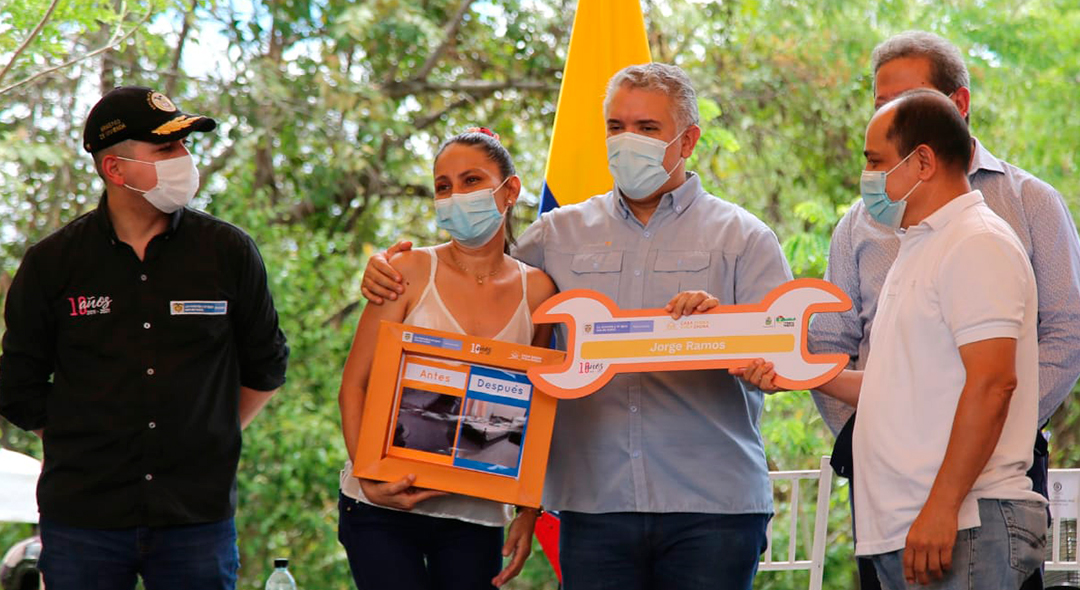 Beneficiaria del programa Casa Digna Vida Digna recibe subsidio de manos del Presidente de la República, Iván Duque. Foto: Archivo prensa (MVCT)