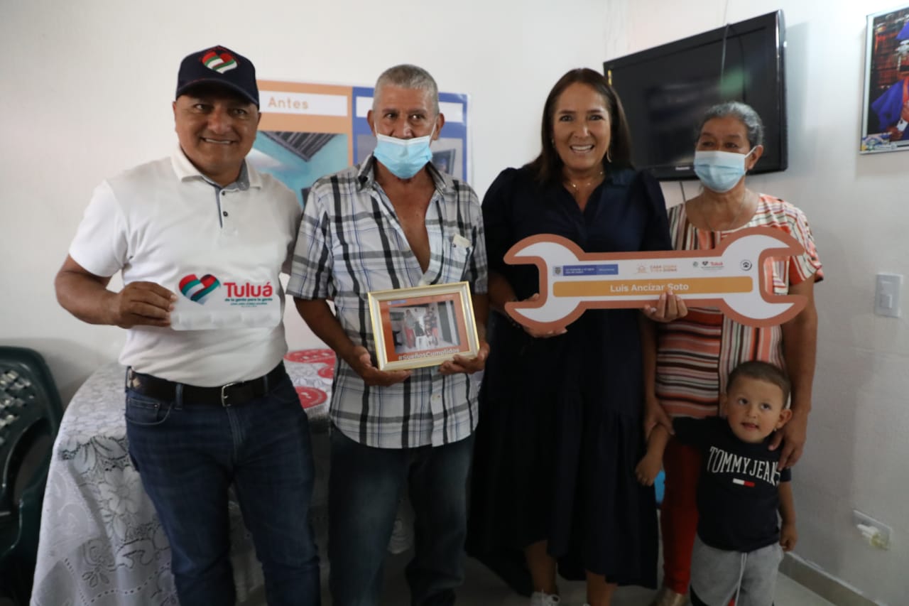 Ministra de Vivienda entrega mejoramiento de vivienda a familia beneficiaria del programa Casa Digna Vida Digna. Foto: René Valenzuela (MVCT)