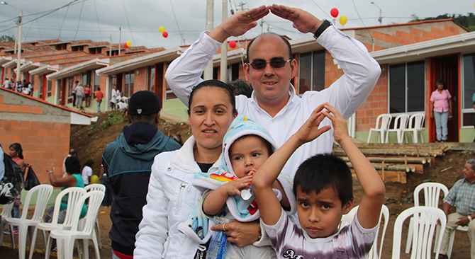 Hoy 117 familias damnificadas por ola invernal recibieron sus nuevas viviendas en la Urbanizacion El Remanso en Pereira