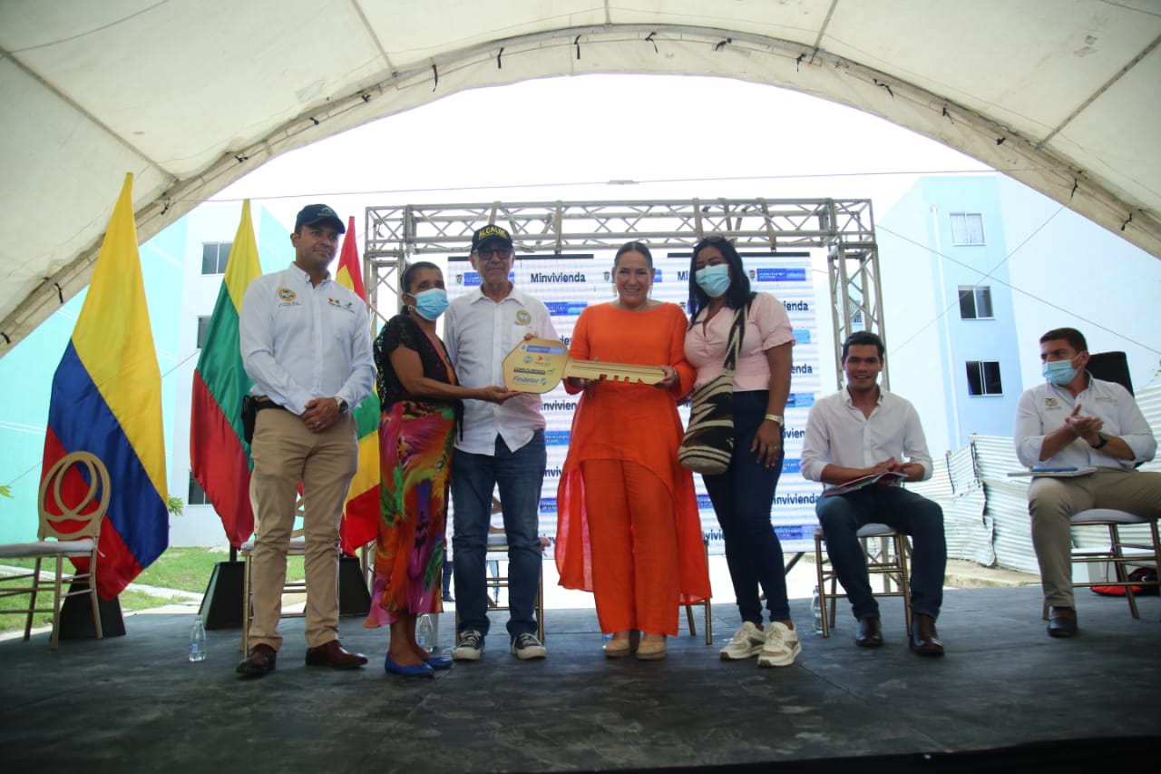 Ministra Susana Correa entrega viviendas con subsidios VIPA en Ciudadela La Paz, Cartagena. Foto: Sharon Duran (MVCT)