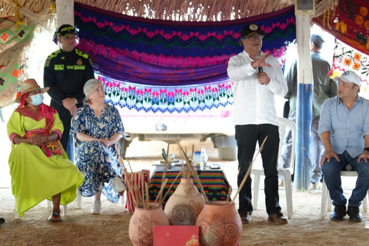 En Uribia se reunieron actores estratégicos que intervendrán los sistemas de abastecimiento de agua potable, para responder a las necesidades de cobertura del pueblo wayuu. Fotos: Sharon Durán (MVCT).