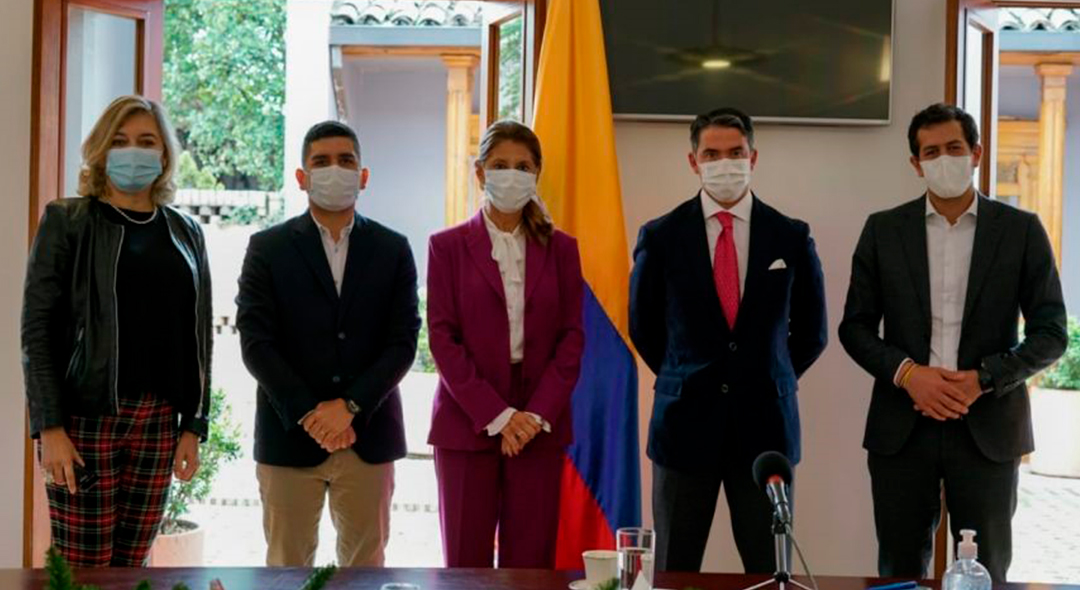 De izquierda a derecha: Secretaria de Transparencia, BeatrizLondoño; Ministro de Vivienda, Jonathan Malagón; Vicepresidente de la República, Marta Lucía Ramirez; Director de Colombia Compra Eficiente, Andrés O´Meara; Viceministro de Agua, Jose Luis Acero. Foto: Colombia Compra Eficiente.