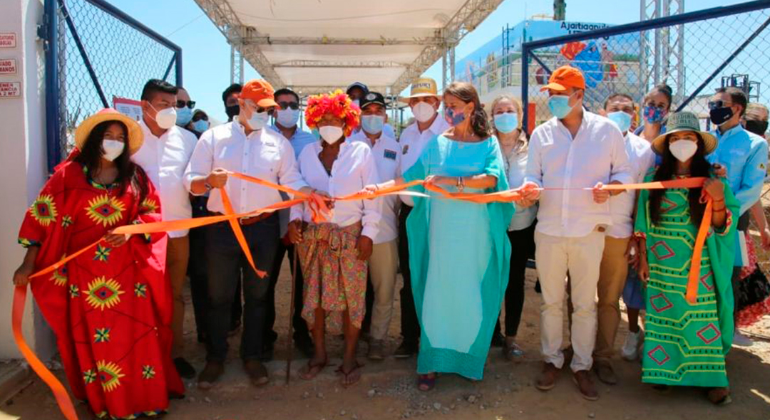 El Presidente Duque inauguró el Módulo de Pilas Públicas de Wimpeshi en Maicao. Además, la comunidad wayuu recibió otras 200 bicicletas para transportar el agua potable de las pilas a sus hogares. Foto: Sharon Durán (MVCT)