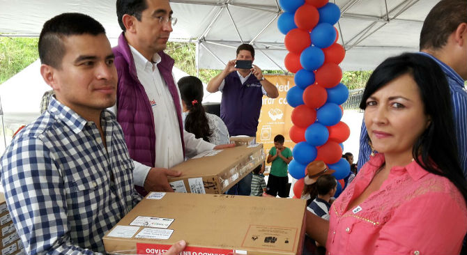 80 hogares en extrema pobreza de Dosquebradas Risaralda ahora tienen viviendas gratis computadores e Internet