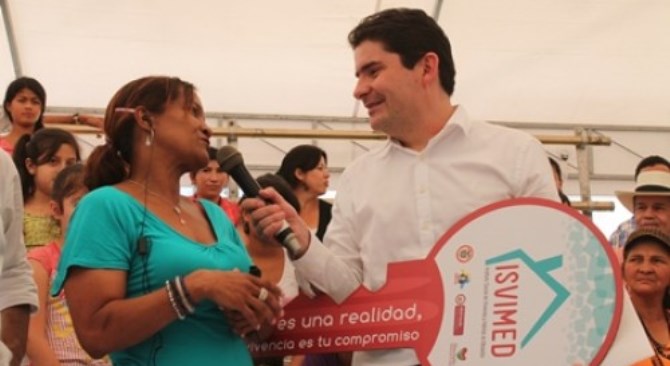 En gira por Antioquia Minvivienda asignara y entregara 777 viviendas 100 subsidiadas