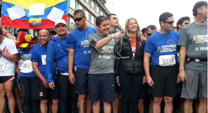 Es la oportunidad para demostrarle a nuestros heroes toda la admiracion que tenemos hacia ellos Minvivienda en la carrera 10 K