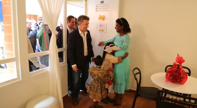 Presidente Juan Manuel Santos entrego 1537 viviendas gratis en Bogota