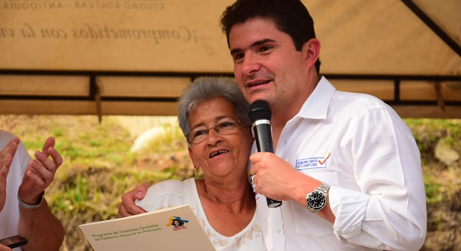 Líderes de opinión otorgan al Ministro de Vivienda la mejor calificación en gestión