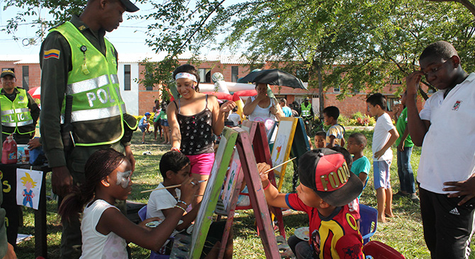 Un abanico de servicios recibieron hoy habitantes de viviendas gratis en Palmira Valle
