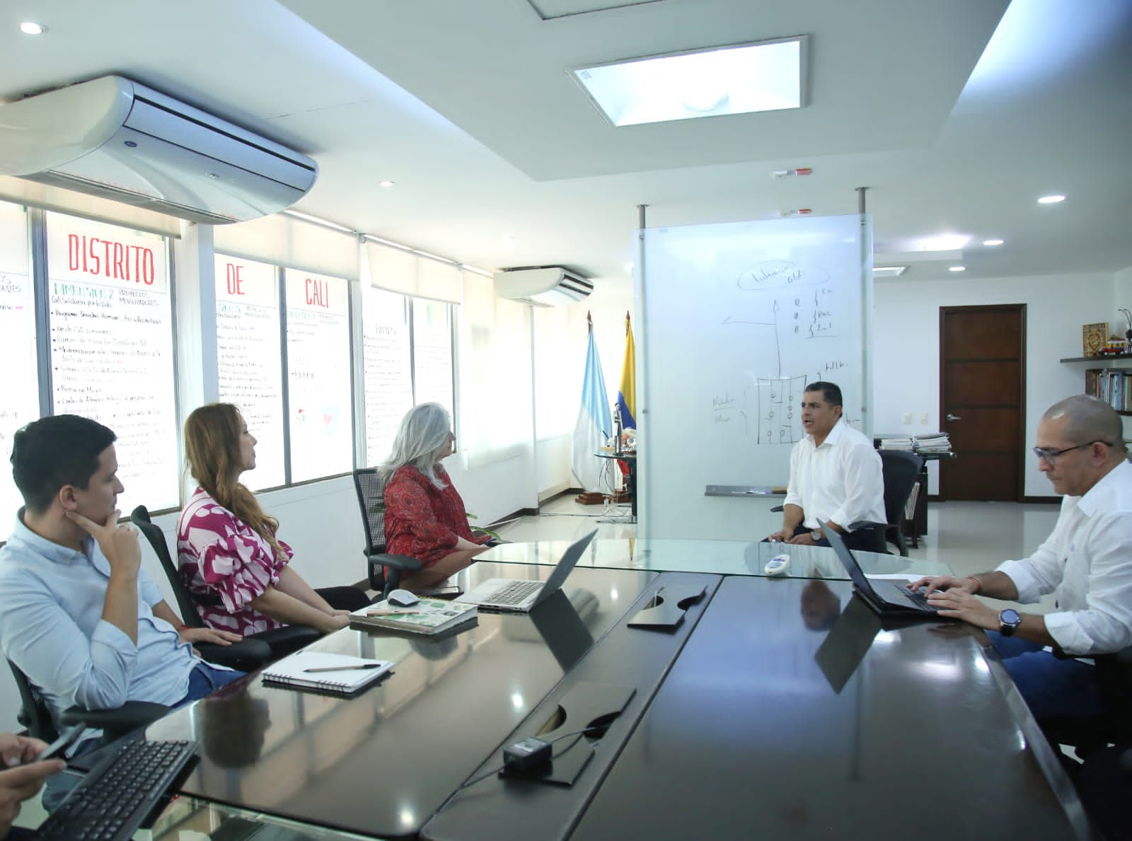 La meta de la alcaldía de Cali es aplicar 5.000 encuestas Sisbén IV en las próximas tres semanas. Foto: Sharon Durán(MVCT) 