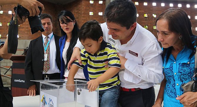 Desplazados, familias vulnerables y victimas de la violencia ganaron hoy 816 viviendas cien por ciento subsidiadas en Medellin