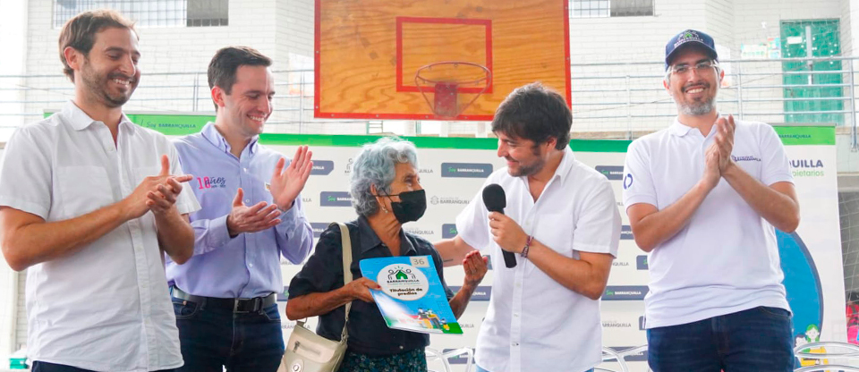 300 familias de la ciudad de Barranquilla recibieron los títulos de propiedad de sus viviendas. Foto: Cortesía alcaldía de Barranquilla