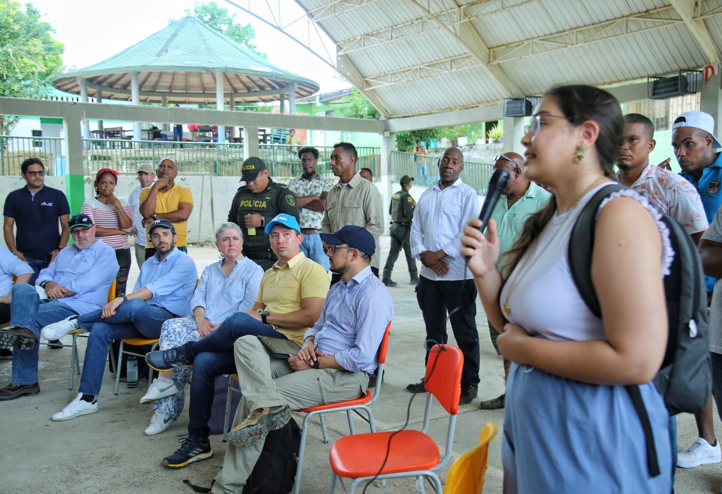 En su visita a Tierra Bomba (Bolívar), la ministra de Vivienda, Catalina Velasco, escuchó y dialogó con la comunidad. Foto: Sharon Durán (MVCT)