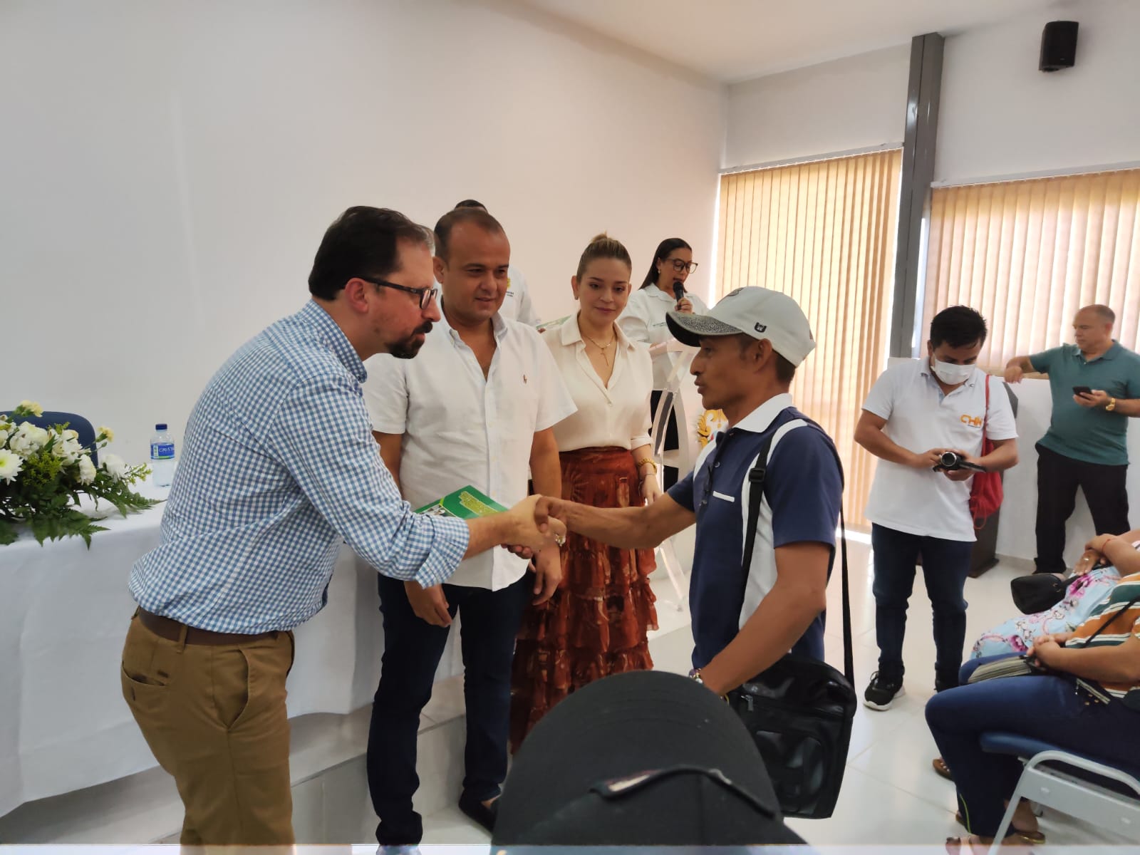 Hogares vulnerables de Sahagún, Córdoba, recibieron el título de propiedad de su vivienda: Fotos: Minvivienda y cortesía alcaldía de Sahagún