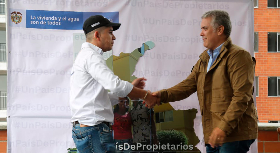 El Ministro de Vivienda agradeció al Presidente de la República la oportunidad de trabajar por el país durante los 1.325 días que duró su gestión. Foto: Archivo prensa (MVCT)