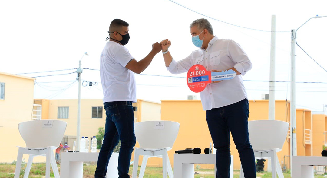 Presidente de la República, Iván Duque, entrega subsidio para compra de VIS a beneficiario. Foto: Archivo prensa (MVCT)