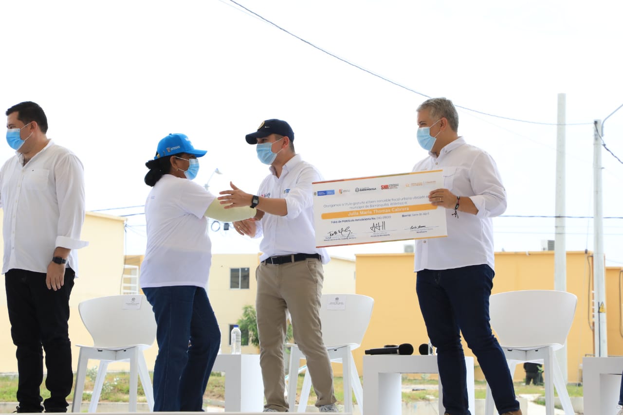 ‍Julia María Thomas, beneficiaria del título de propiedad número 10 mil, en compañía del ministro de Vivienda, Jonathan Malagón, y del presidente Iván Duque. Foto: René Valenzuela (MVCT)