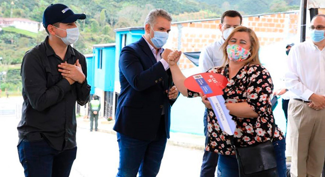El presidente Iván Duque, acompañado por el ministro Jonathan Malagón